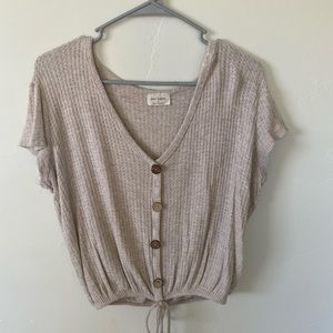 Free kisses cream shirt size small